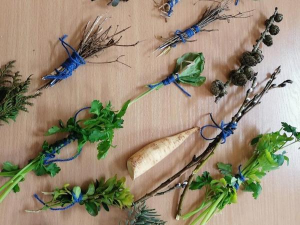 7.	„Sztuka ziemi” – to ostatnie zadanie wykonane przez małe Jeżyki. Gdy dzieci zamiast pędzelków zobaczyły przygotowany „materiał przyrodniczy” trochę były zaskoczone, ale już po chwili wykazały się wspaniałą twórczą wyobraźnią. Zwłaszcza, że tematem ich dzieł byli… kosmici! 