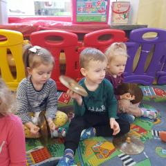  Październik przyniósł dzieciom  instrumenty perkusyjne i rytm, na który reagowały całym ciałem. Podczas zajęć Jeżyki słuchały także odgłosów przyrody.  