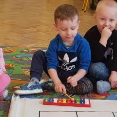 W grudniu dzieci słuchały magicznych dzwonków, które trzeba było odkodować i poznały muzyczną figurę geometryczną – trójkąt. 