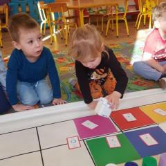 Luty przyniósł kolejną niespodziankę w postaci grającego robota, którego dzieci nauczyły grać prostą melodię. 