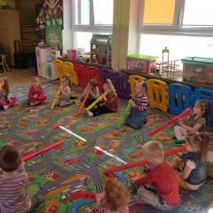 We wrześniu dzieci poznały zabawy z Bum Bum Rurkami, dopasowywały kolory i układały rurki od najmniejszej do największej. 