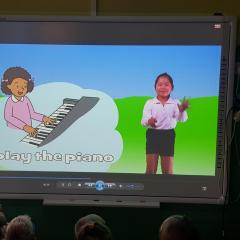 W styczniu grupę Jeżyków odwiedził na „Muzykant” i nauczył pokazywać, jak się gra na różnych instrumentach. Dzieci poznały też prawdziwe pianino i miały możliwość grania na tabletach. 