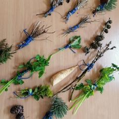 7.	„Sztuka ziemi” – to ostatnie zadanie wykonane przez małe Jeżyki. Gdy dzieci zamiast pędzelków zobaczyły przygotowany „materiał przyrodniczy” trochę były zaskoczone, ale już po chwili wykazały się wspaniałą twórczą wyobraźnią. Zwłaszcza, że tematem ich dzieł byli… kosmici! 