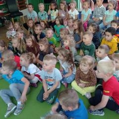 Pan Listopad gra na basie – ta piosenka była inspiracją do poznania instrumentów smyczkowych podczas prezentacji multimedialnej. 